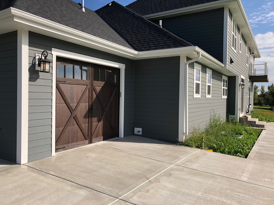 CHI garage door with arched windows installed on Bend, Oregon home